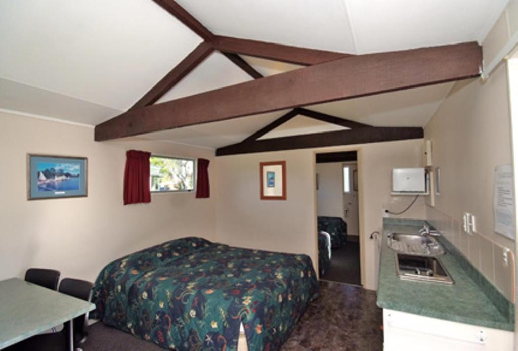 Omokoroa Kiwi Holiday Park Tauranga Room photo