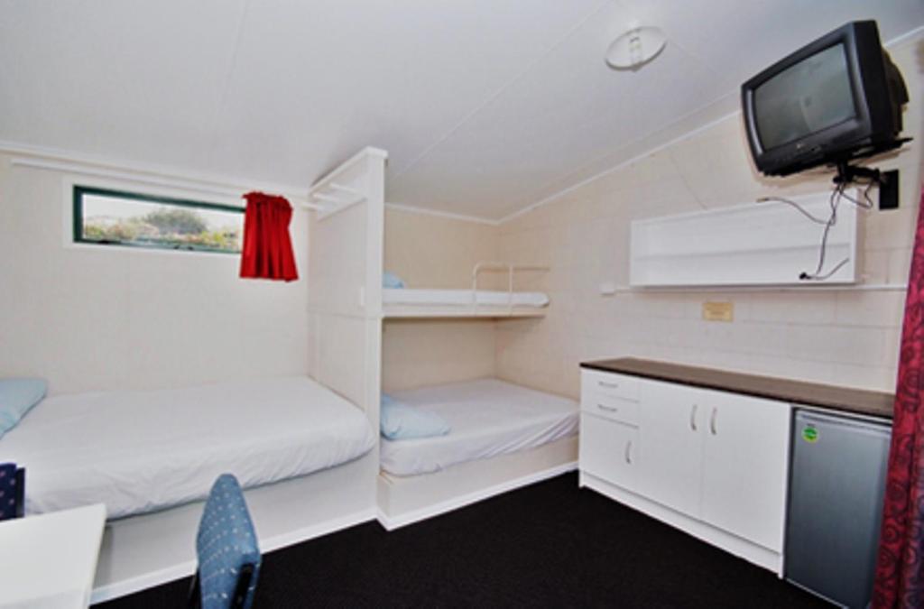 Omokoroa Kiwi Holiday Park Tauranga Room photo